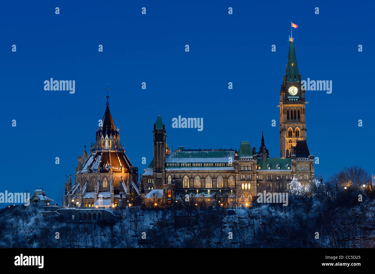 Bundesregierung Canada Center Block von Parliament Hill mit Peace Tower und Bibliothek in Ottawa, in der Dämmerung im Winter mit Schnee Stockfoto