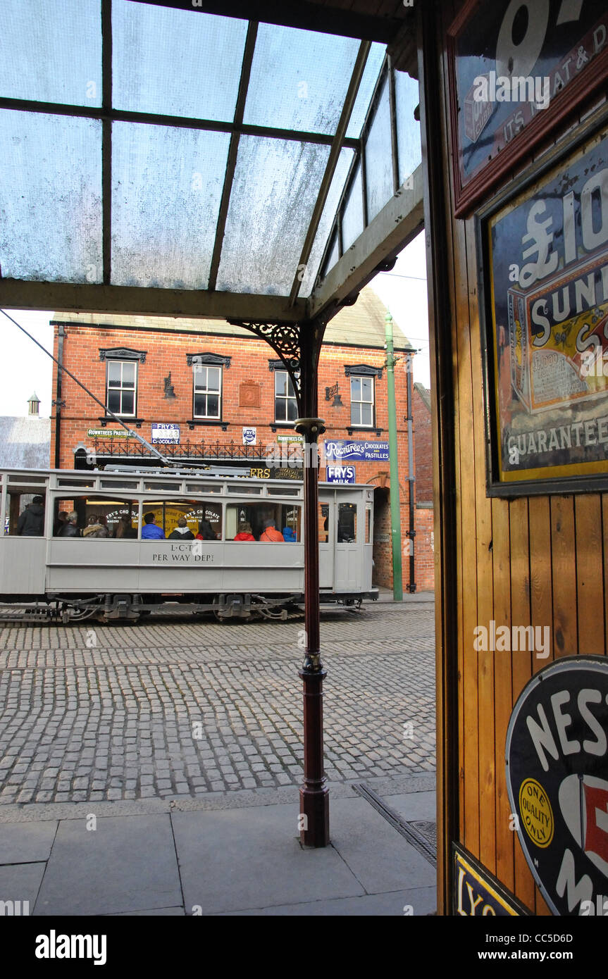 Elektrische Straßenbahn in Edwardian Stadt, Beamish, The North Of England Open Air Museum, County Durham, England, Vereinigtes Königreich Stockfoto