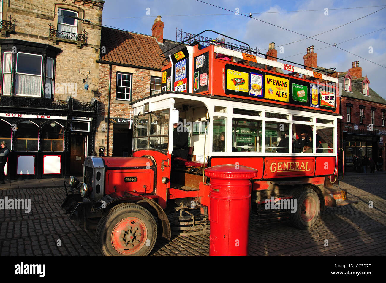 Replik-Bus im Edwardian Town, Beamish, The North Of England Open Air Museum, Nr. Stanley, County Durham, England, Vereinigtes Königreich Stockfoto
