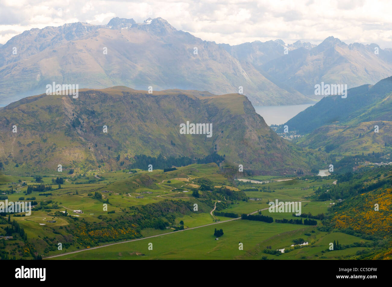 Blick von Coronet Peak mit Blick auf das Dalefield-Tal in Richtung Arthurs Point und Queenstown am Ende des Tals Stockfoto
