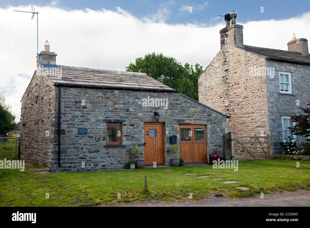 Die alte Schmiede, jetzt ein kleines Ferienhaus im Dorf Aysgarth lassen. Stockfoto