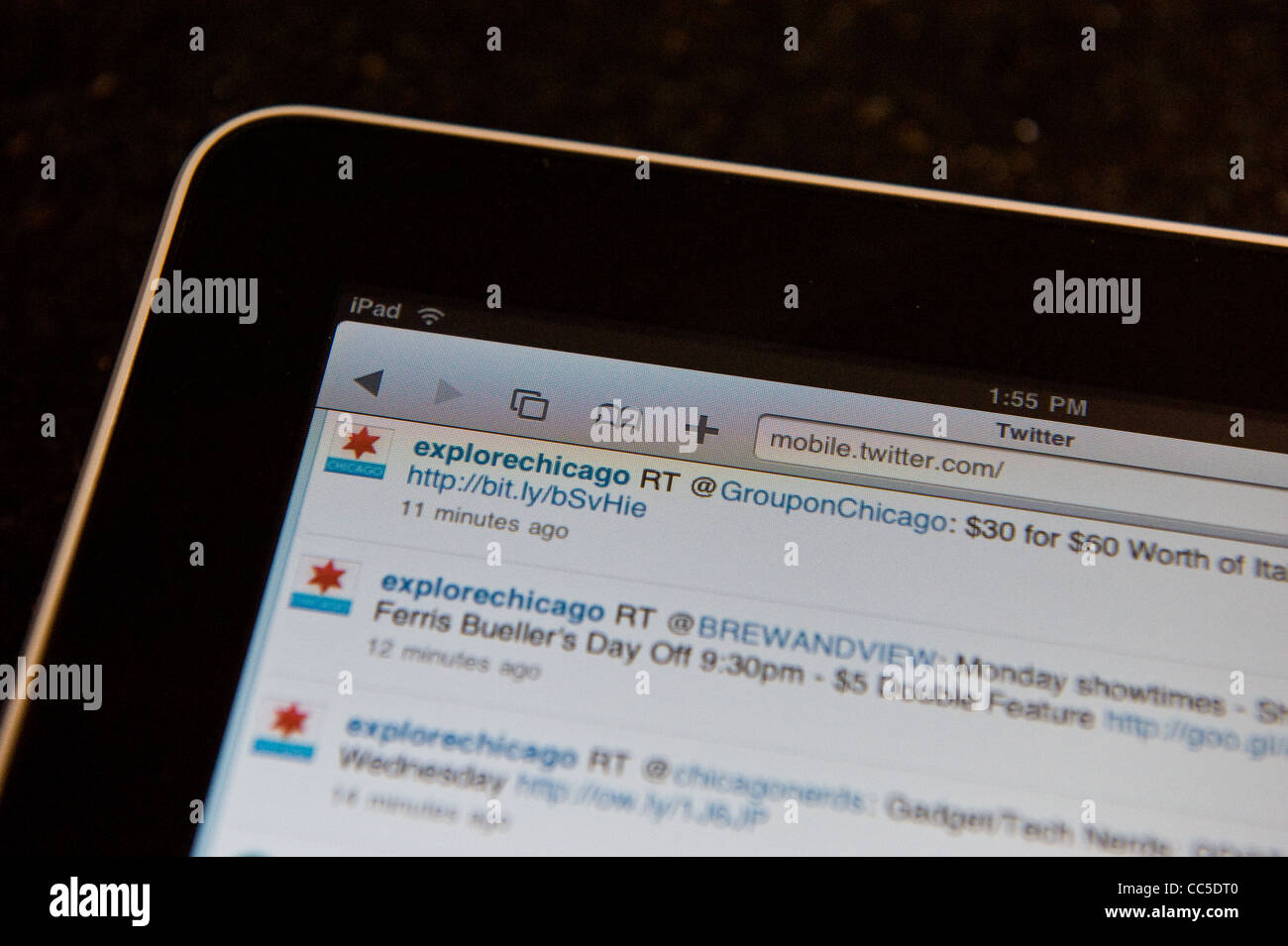 Nahaufnahme von Apple iPad verwendet für mobile Twitter-account Stockfoto