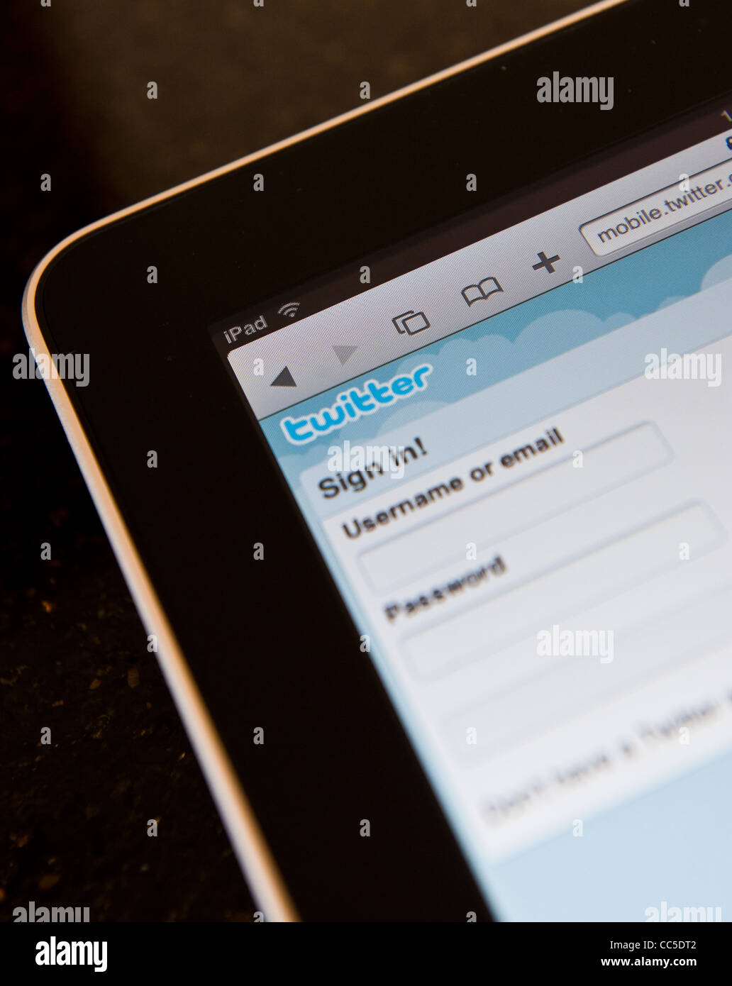 Nahaufnahme von Apple iPad verwendet für mobile Twitter-Konto-Login und Nutzung Stockfoto