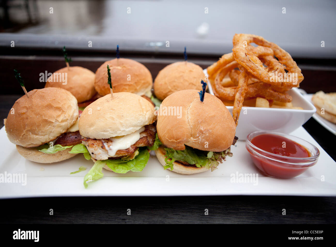 Ein Teller mit Mini-Burger serviert nur das Glück Shag-Restaurant in Perth, Australien Stockfoto