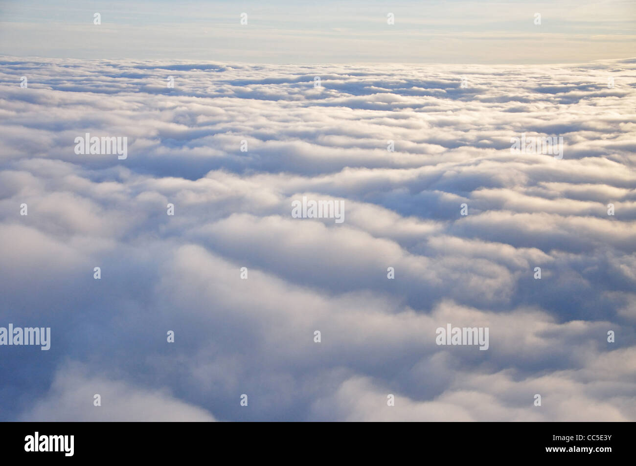 Luftaufnahme von Wolken von Flugzeugen über Vereinigtes Königreich Stockfoto