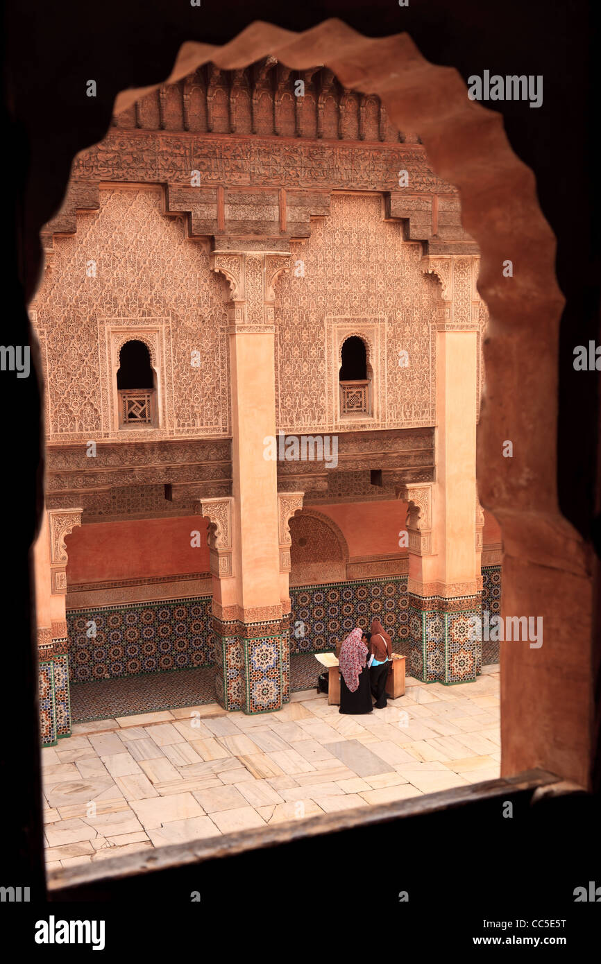 Ein Blick in den Innenhof des Ben Youssef Madrasa, Marrakesch, Marokko Stockfoto