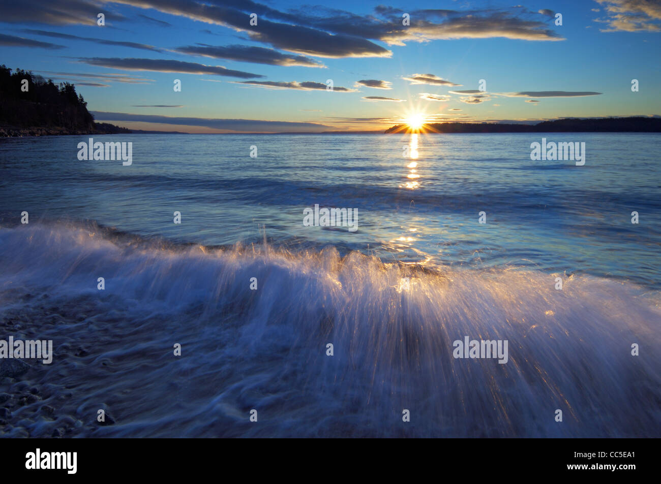 Sonnenuntergang über Puget Sound in Mukilteo, Washington, USA Stockfoto
