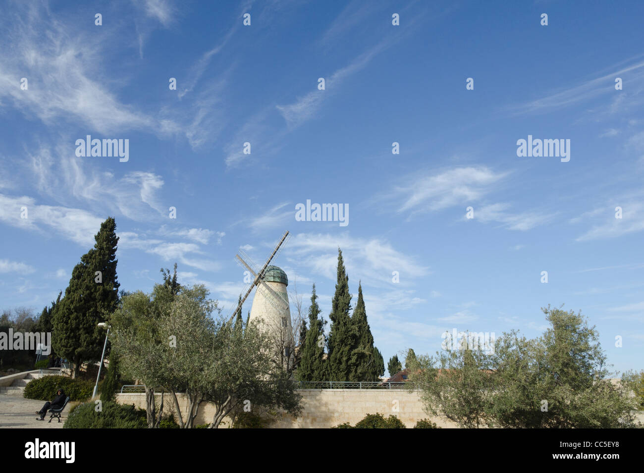 Ansicht von Montefiore Windmühle mit blauen Himmel und leichte Wolken in Bkgd. Yemin Moshe Jerusalem. Israel Stockfoto