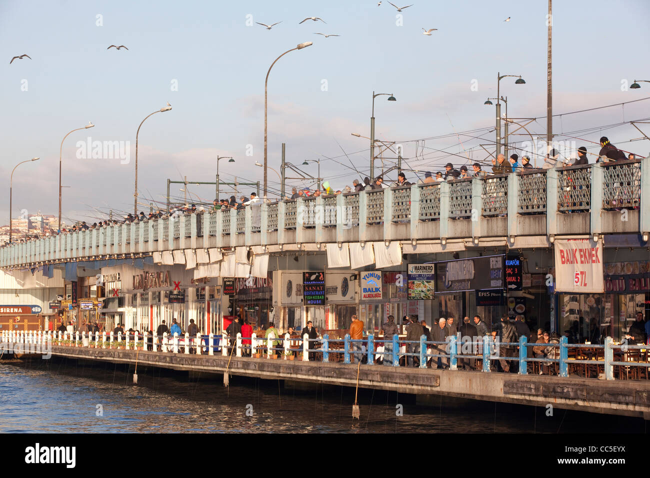 Männer Angeln am Galata-Brücke über das Goldene Horn, Istanbul, Türkei. Foto: Jeff Gilbert Stockfoto