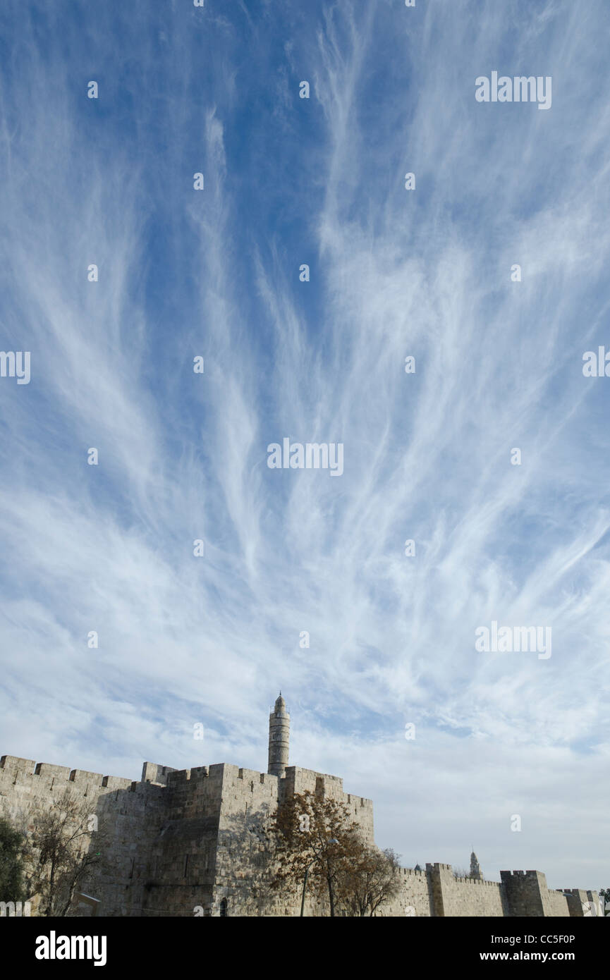 Ansicht der Turm Davids und die Stadtmauern mit blauem Himmel und weißen Wolken in bkgd. Altstadt von Jerusalem. Israel Stockfoto