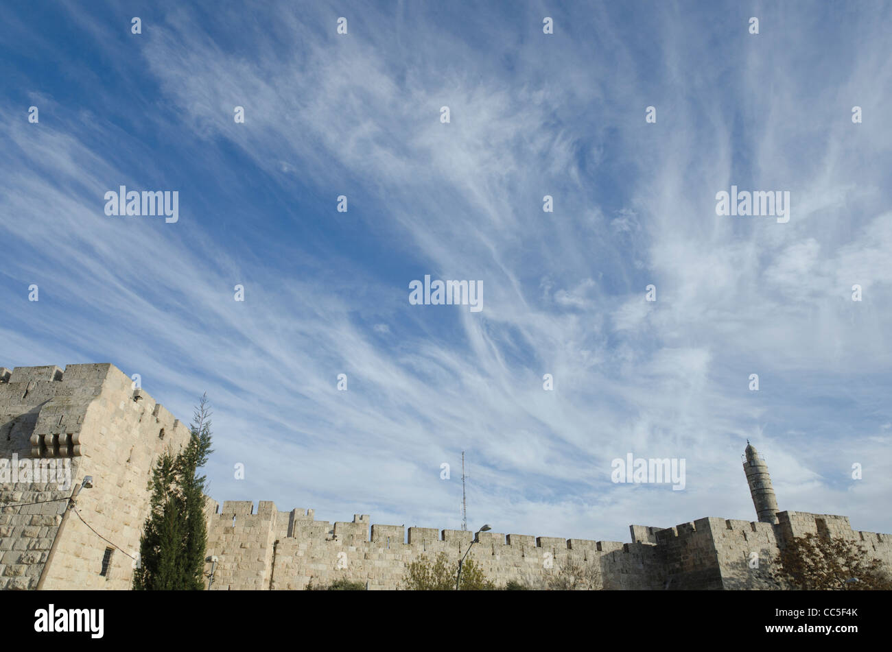 Ansicht der Turm Davids und die Stadtmauern mit blauem Himmel und weißen Wolken in bkgd. Altstadt von Jerusalem. Israel Stockfoto