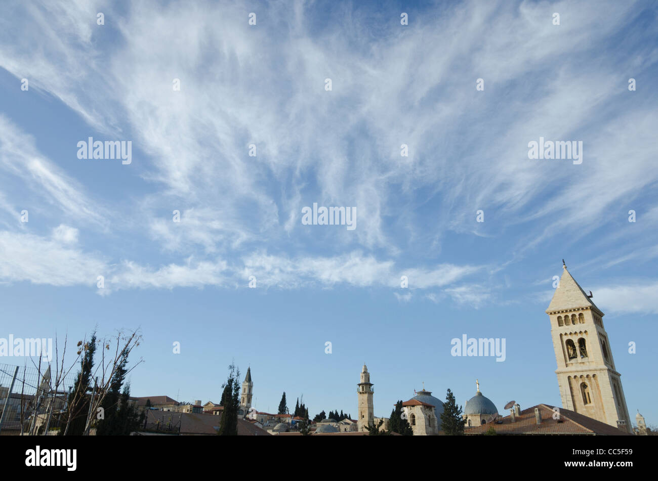 Ansicht der Kirche Tops und Minarett mit klarem Himmel und leichte Wolken in bkgd. Altstadt von Jerusalem. Israel Stockfoto