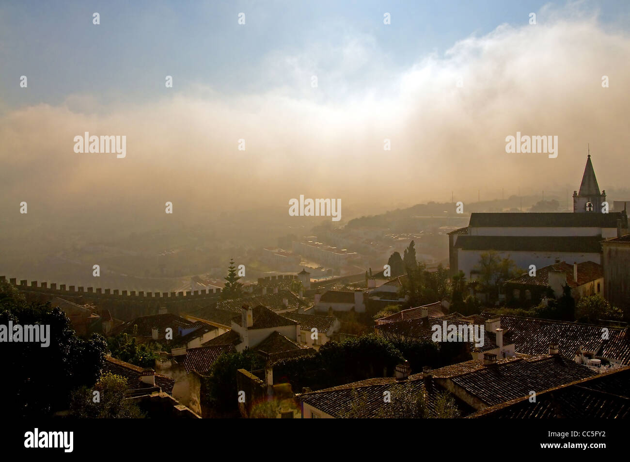Wie der Nebel lichtet, Obidos, Portugal Stockfoto