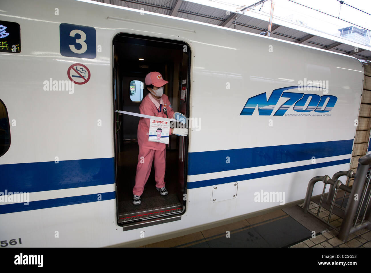 Reiniger in ihren rosa Uniformen bereiten eine Reihe N700 Shinkansen-Hochgeschwindigkeitszug im Bahnhof Tokio, Japan. Stockfoto