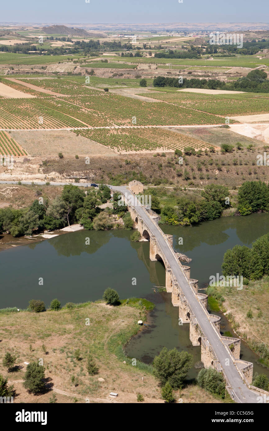 Brücke über Fluss Ebro, San Vicente De La Sonsierra, Rioja Alta, La Rioja, Spanien Stockfoto