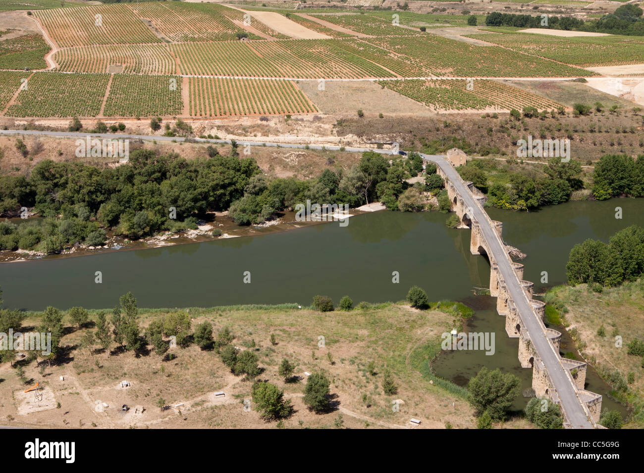 Brücke über Fluss Ebro, San Vicente De La Sonsierra, Rioja Alta, La Rioja, Spanien Stockfoto