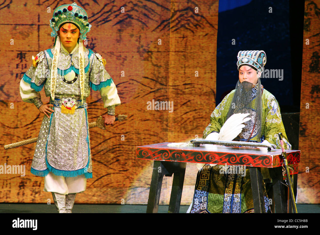 Peking Oper Schauspieler durchführen Romanze der drei Königreiche, Peking, China Stockfoto