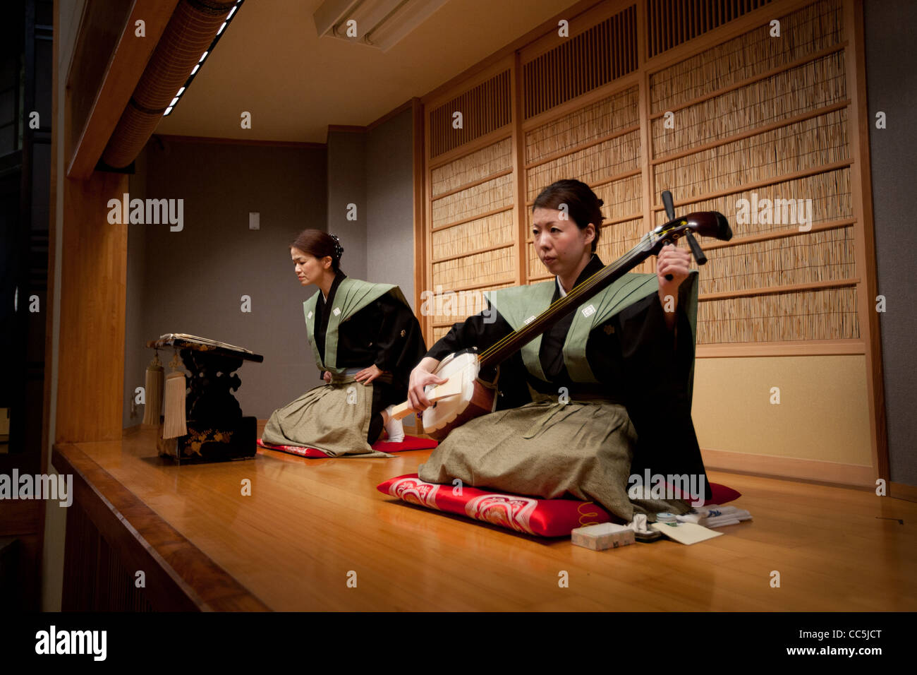 Bunraku Marionette Leistung und Puppen im Awaji Ningyoza Theater, in der Nähe von Fukura, Awaji Insel, in das Binnenmeer, Japan Stockfoto