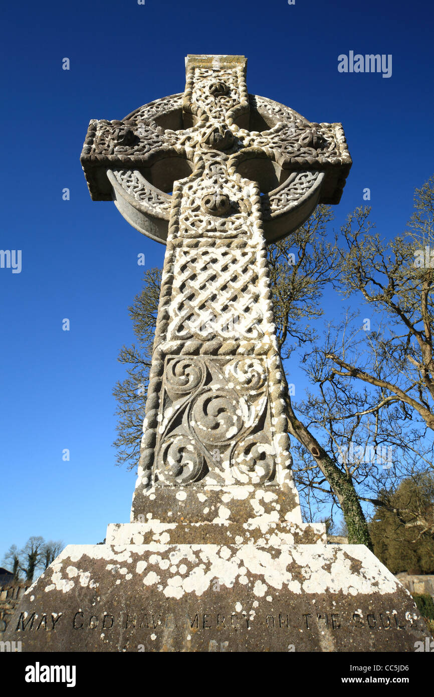 Stone Keltenkreuz mit aufwendigen Schnitzereien. Irland Stockfoto