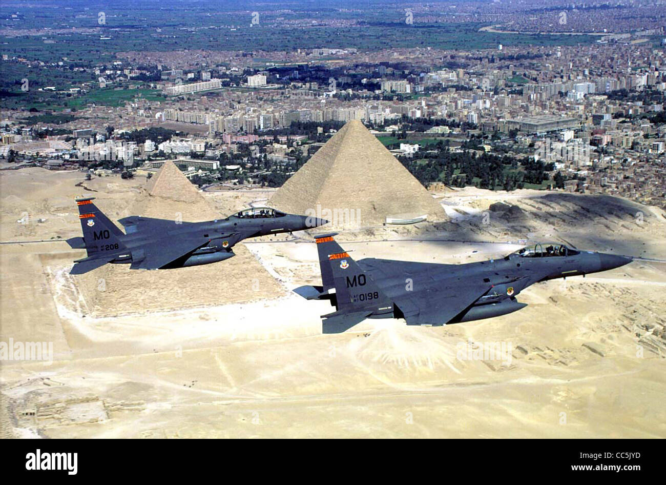 US Air Force f-15 Strike Eagle Kampfflugzeugen fliegt über die Pyramiden von Gizeh Ägypten. Stockfoto