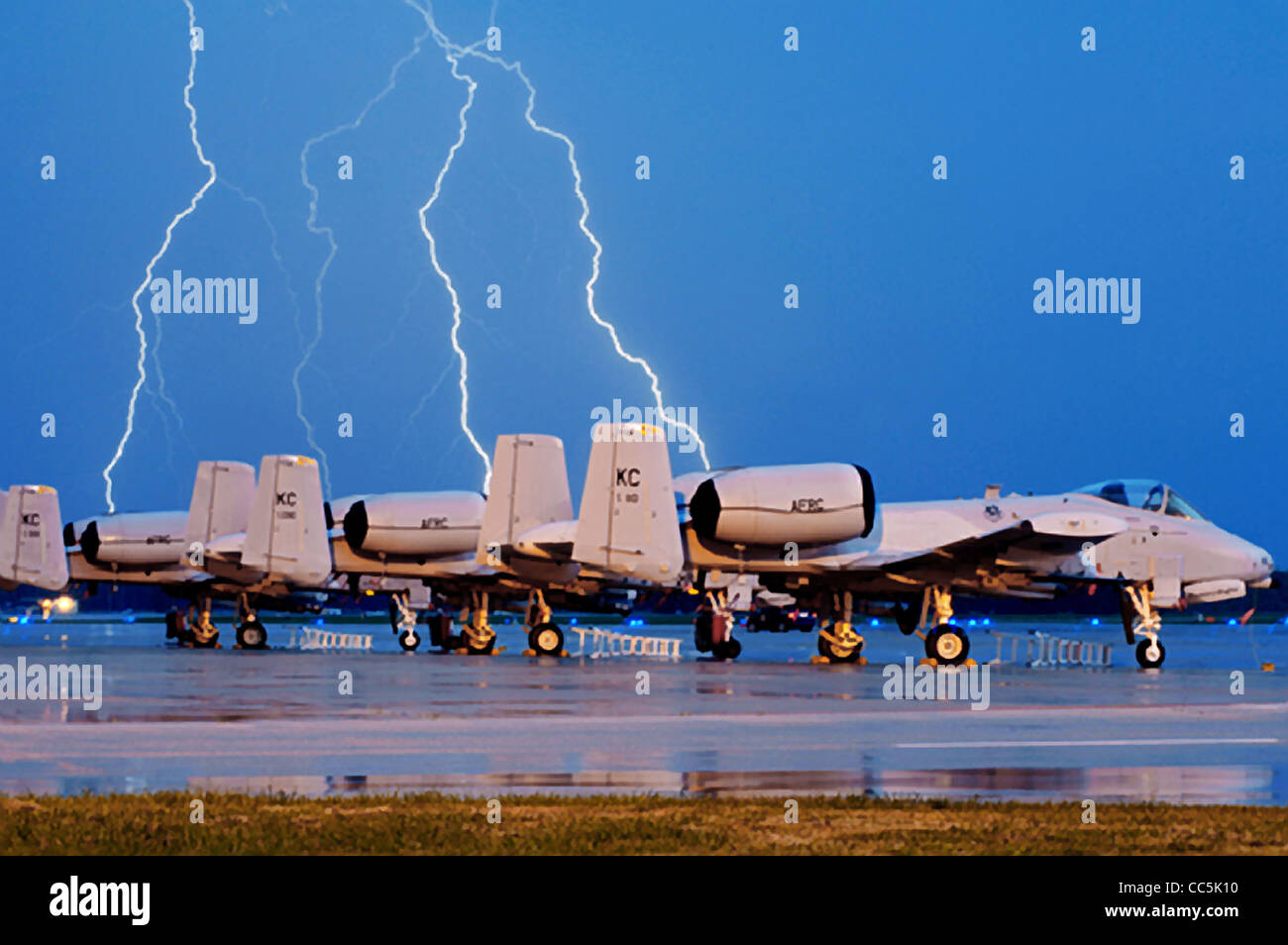 Blitzeinschlag hinter einer Reihe von a-10 Thunderbolt auf der Rampe 20. Oktober 2009 Whiteman Air Force Base, MO Stockfoto