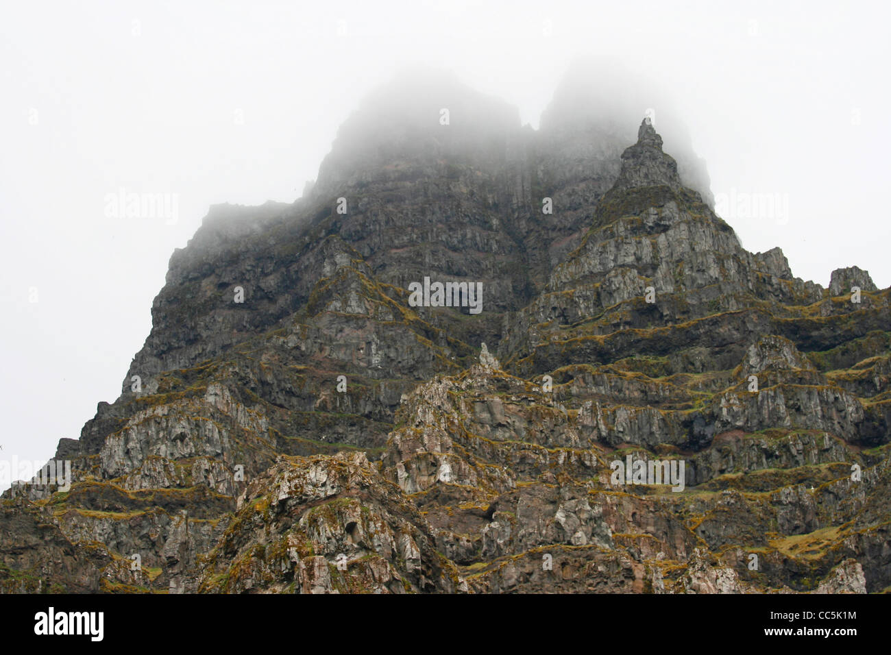 Zwischen den Wolken. Östlichen Fjorde, Südost-Island. Stockfoto