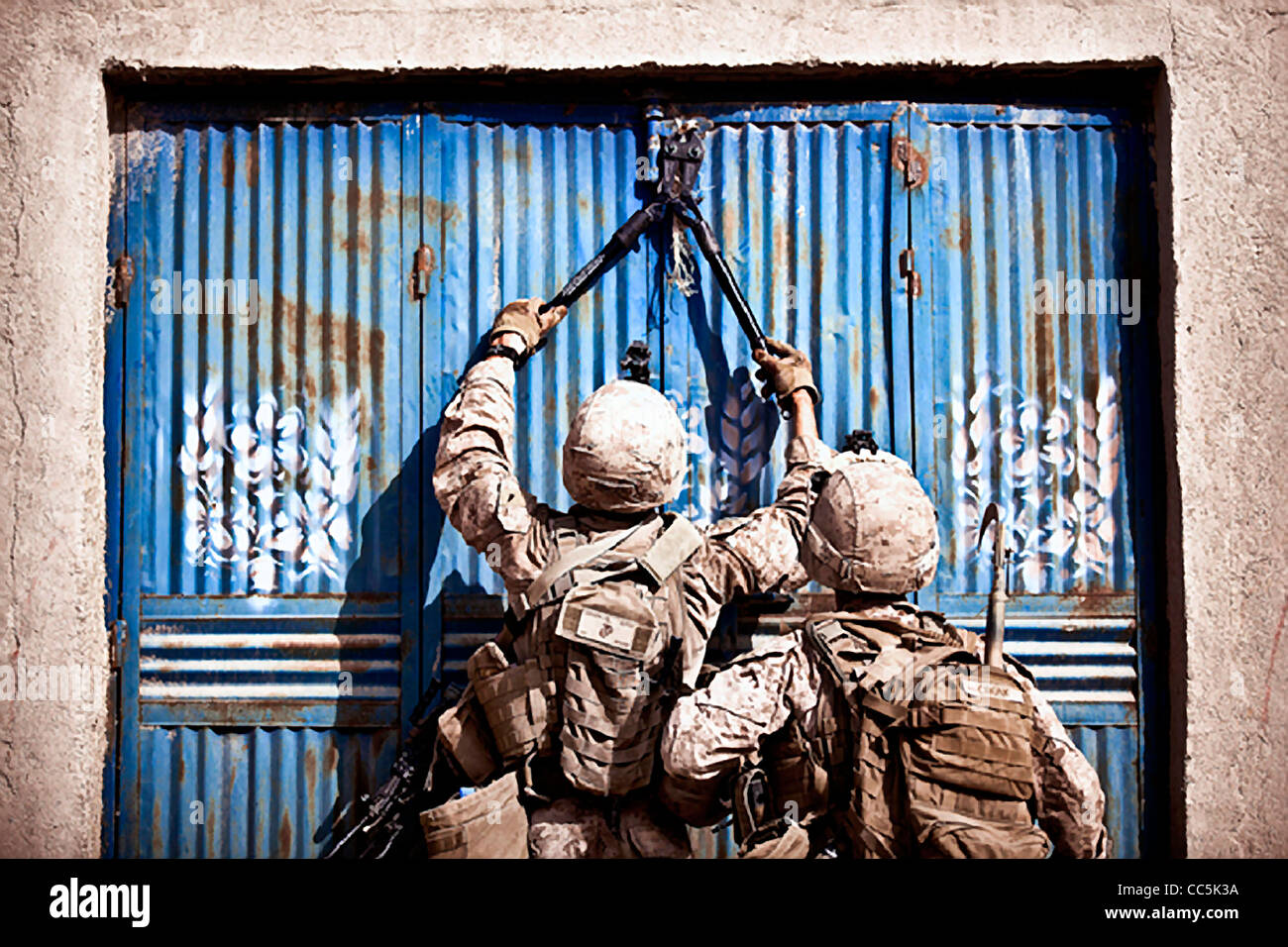 US-Marines aufschneiden, dass eine Tür für Afghan National Army Soldaten suchen Geschäfte für illegale Drogen und improvisierte explosive Gerätekomponenten während Betrieb Sandman 28. Dezember 2011 in Safar Basar, Afghanistan. Stockfoto