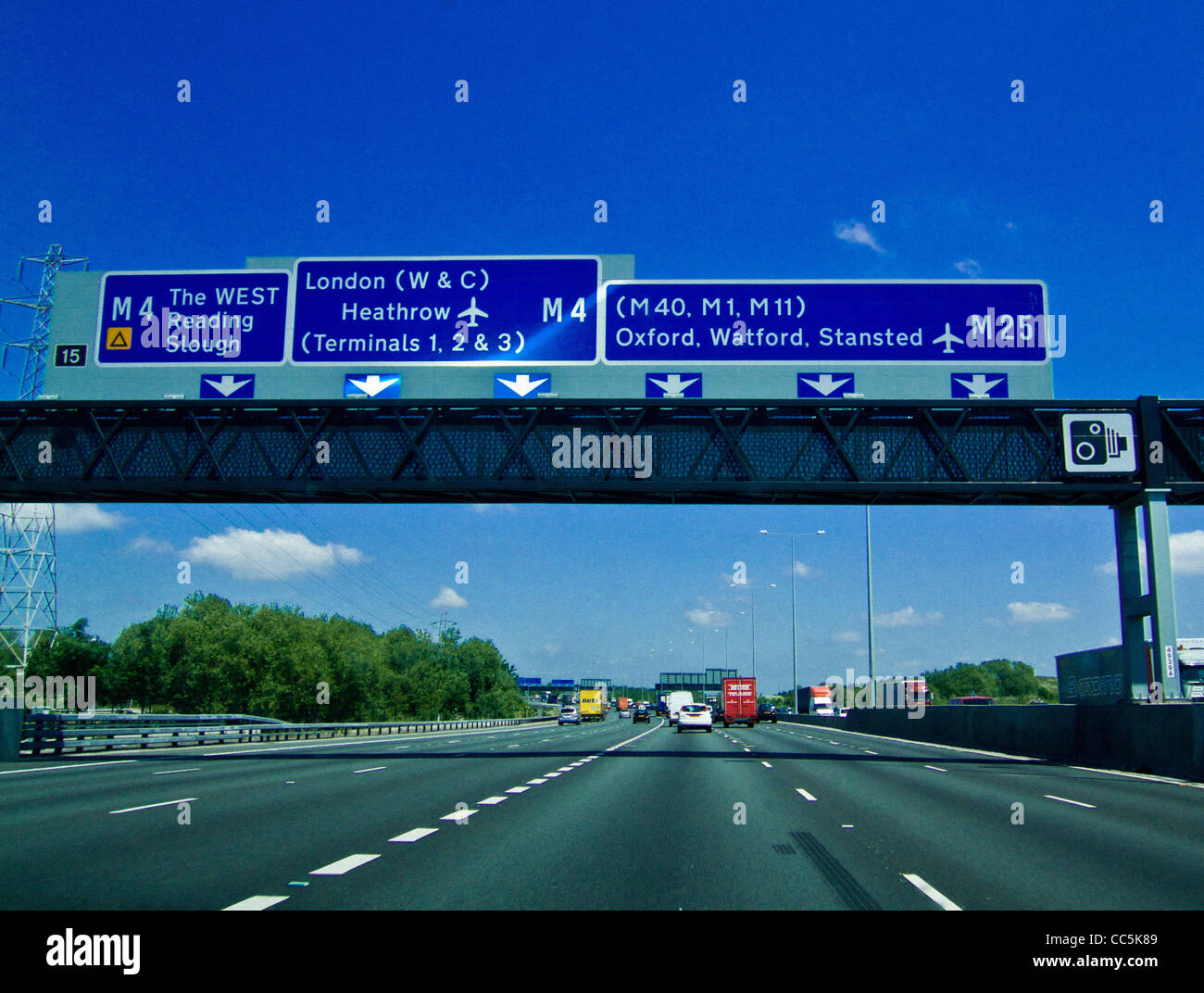 Freier Verkehr auf der Autobahn M25, Großbritannien. Stockfoto