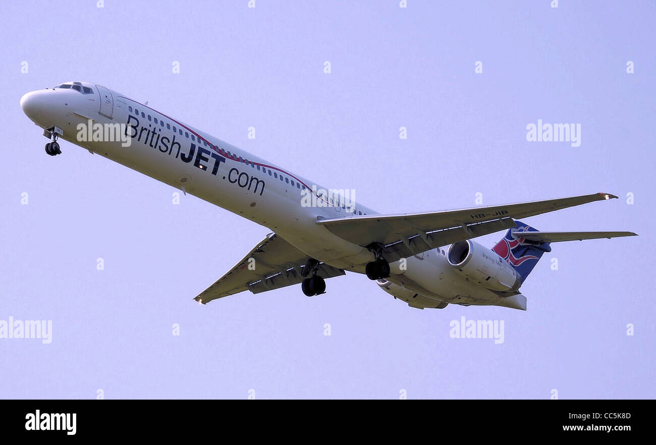 BritishJET McDonnell Douglas MD-90-30 (Schweizer Registrierung HB-JIB) landet auf dem Flughafen London-Gatwick, England. Stockfoto