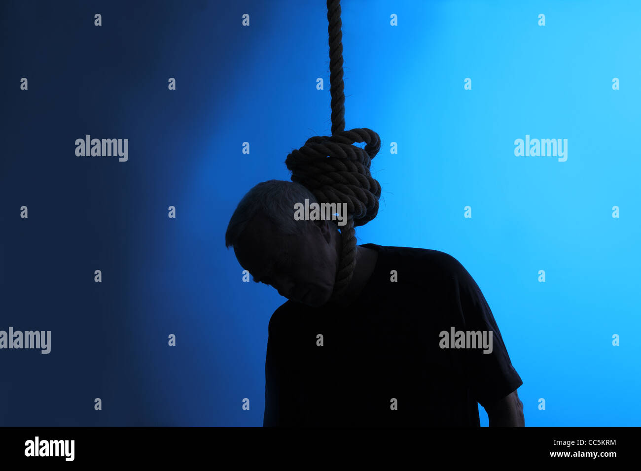 Ein Mann mit einer Schlinge um den Hals hängen Stockfoto