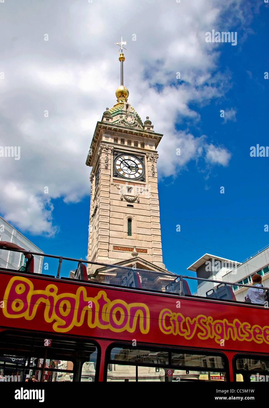 Der viktorianische Uhrturm mit Sightseeing-Bus, Brighton, East Sussex, England Stockfoto