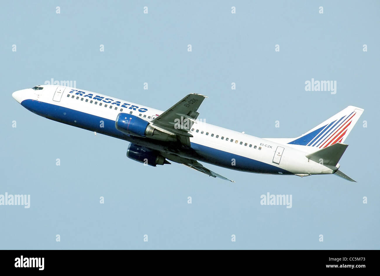 "Transaero" Boeing 737-400 (EI-CZK) startet vom Flughafen London Heathrow, England Stockfoto