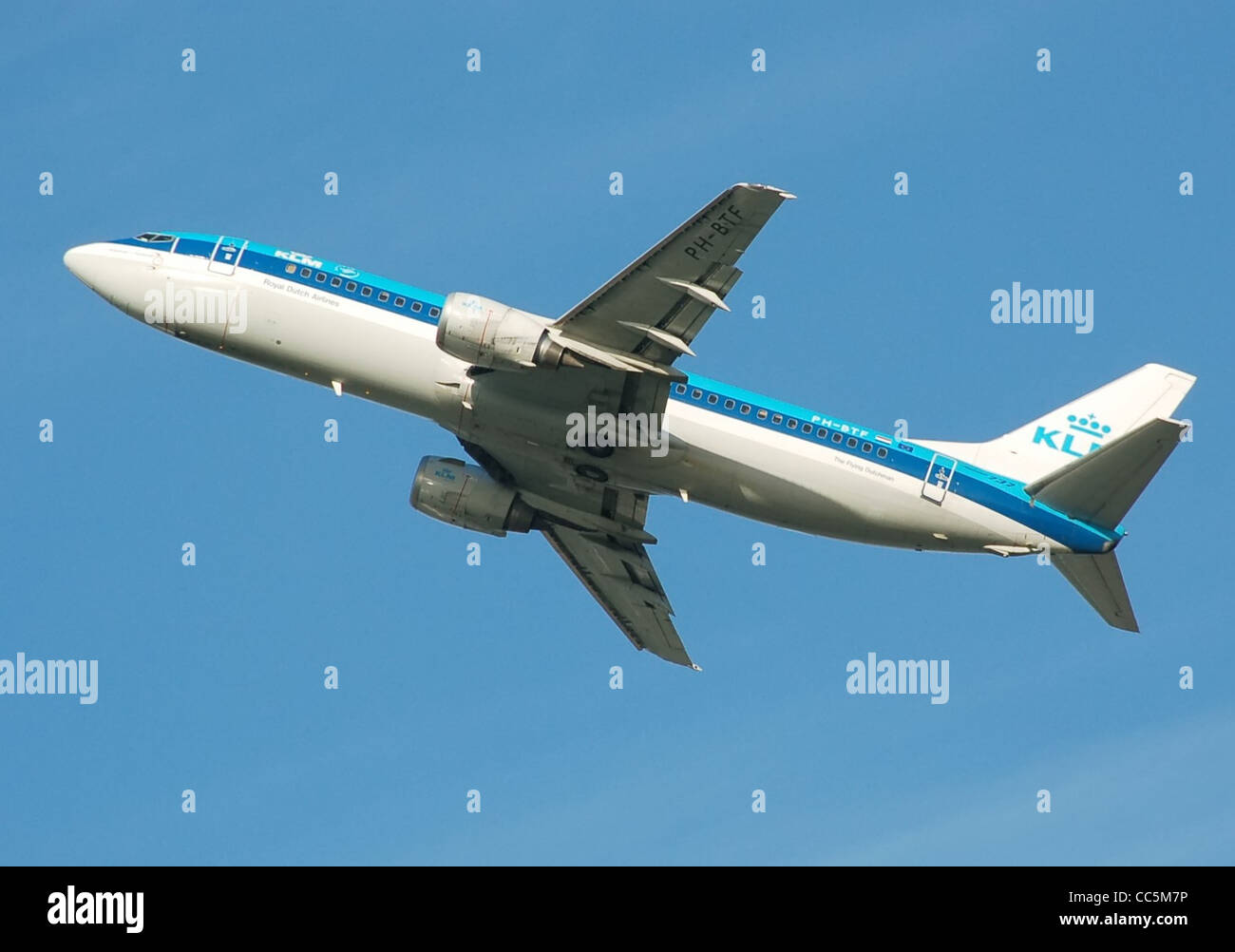 KLM Boeing 737-400 (PH-BTF) startet vom Flughafen London Heathrow, England. Stockfoto