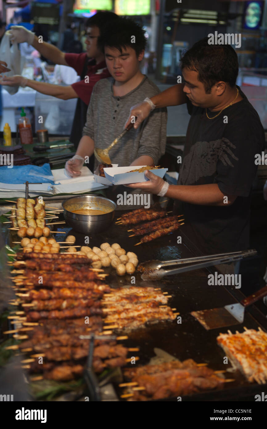 Menschen arbeiten mit Essen auf auf dem chinesischen Markt im Herzen von Sydney. Stockfoto