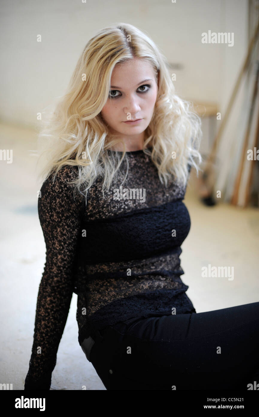 Junge blonde Frauen tragen schwarze Spitzen-Top und schwarze Leggings ...