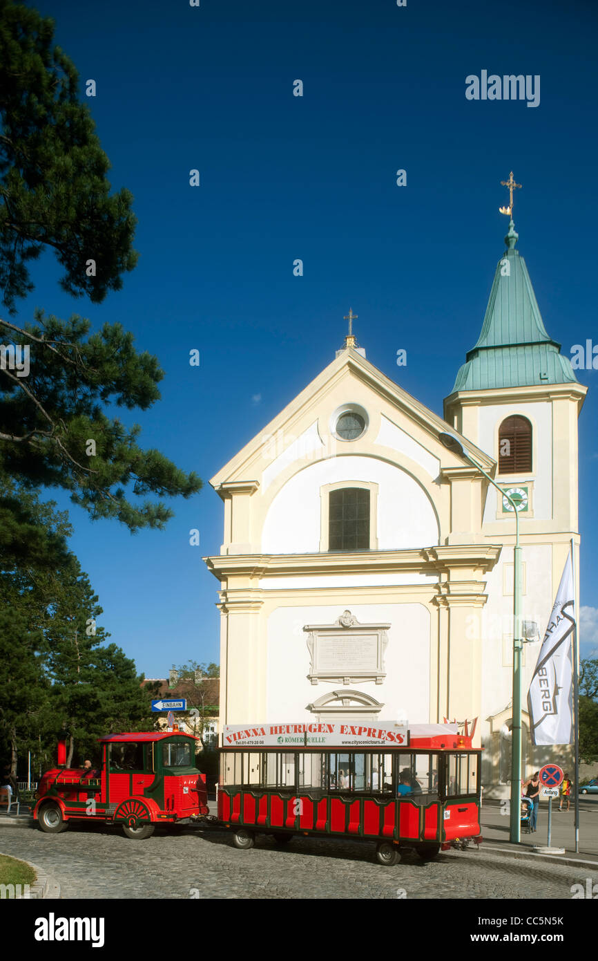 Österreich, Wien 19, Kahlenberg, St. Josef Auf Dem Kahlenberg Im Wienerwald, Davor der Heurigenexpress. Stockfoto