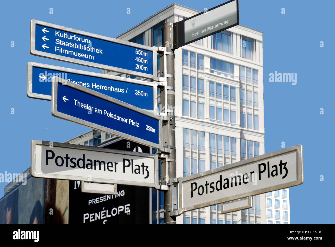 Straßenschilder am Potsdamer Platz in Berlin. Stockfoto