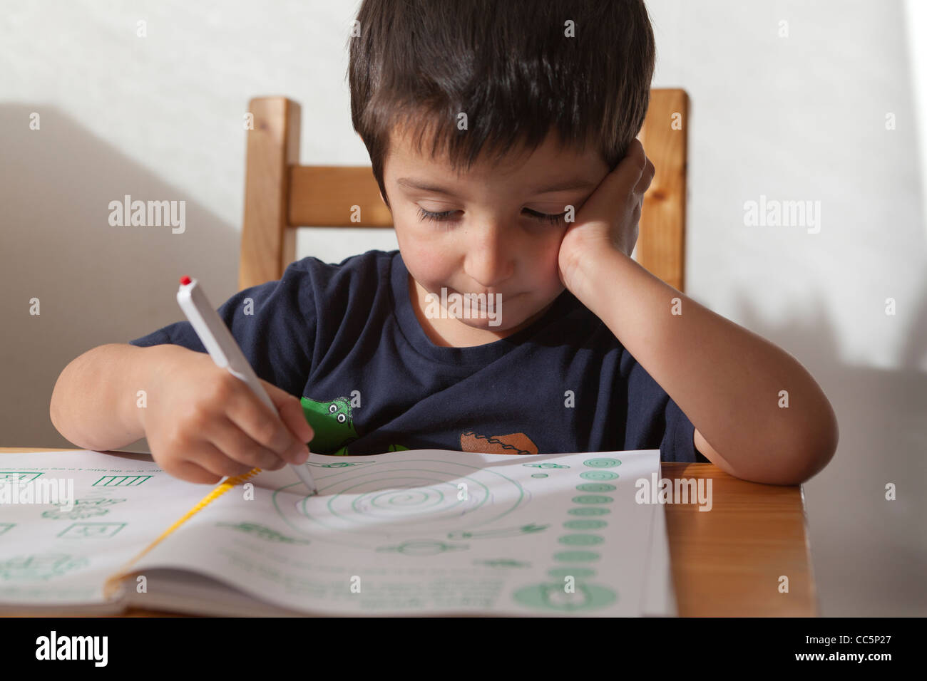 Junge, 4, lernen zu schreiben Stockfoto