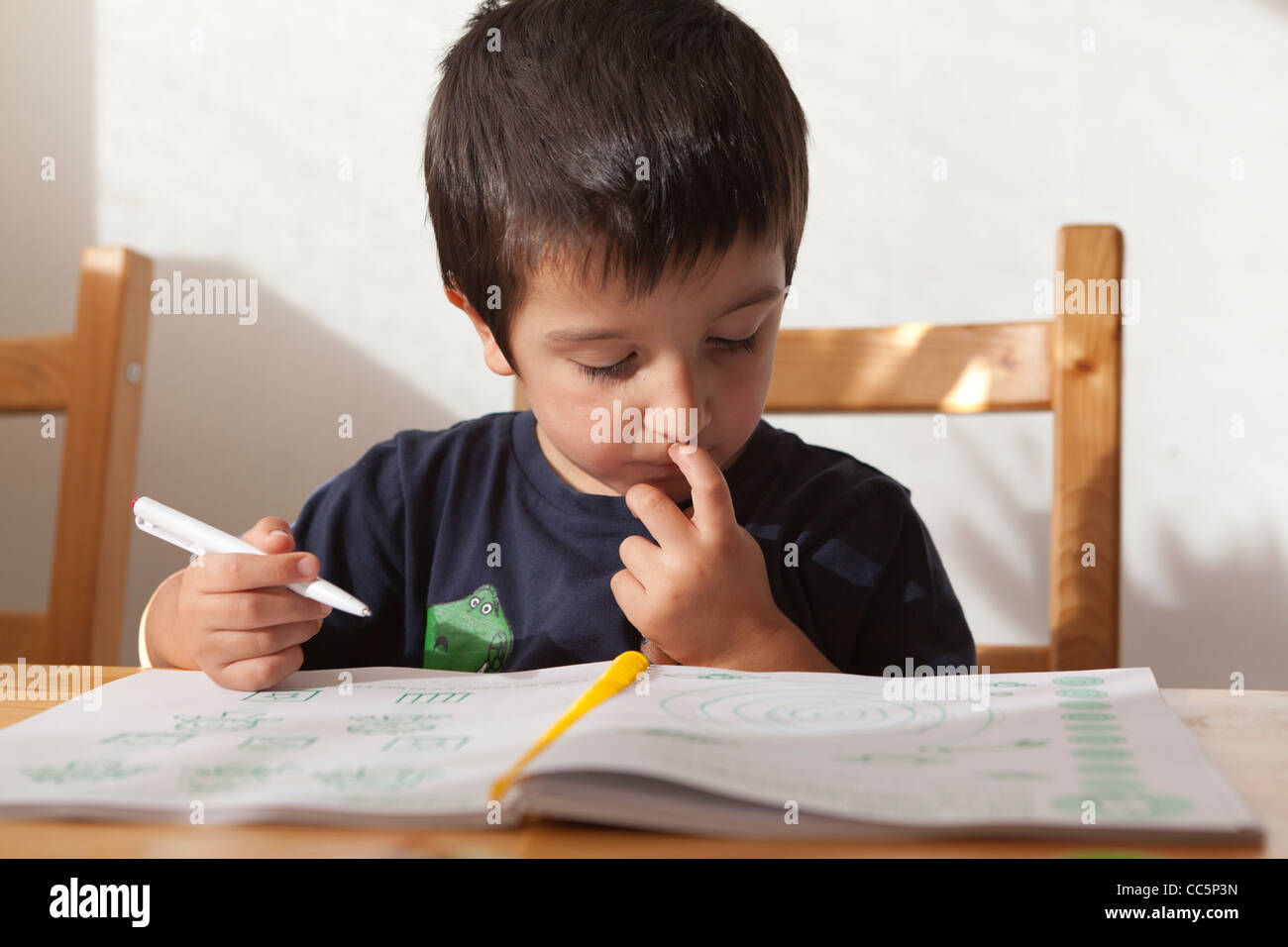 Junge, 4, lernen zu schreiben Stockfoto