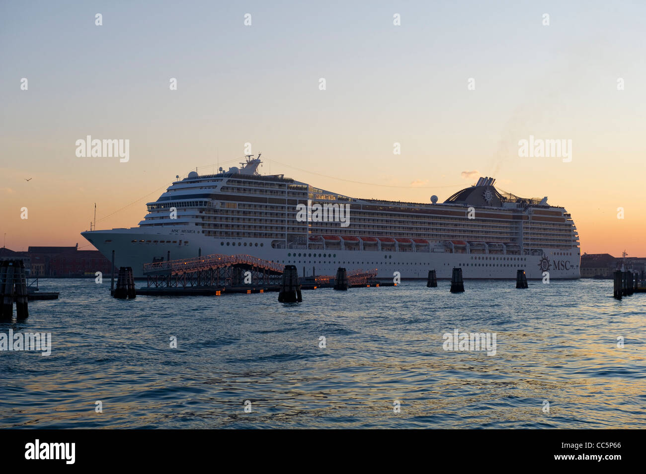 Italienisch Kreuzfahrt Schiff Msc Musica Segeln Auf Dem Canal Grande In Venedig Stockfotografie Alamy