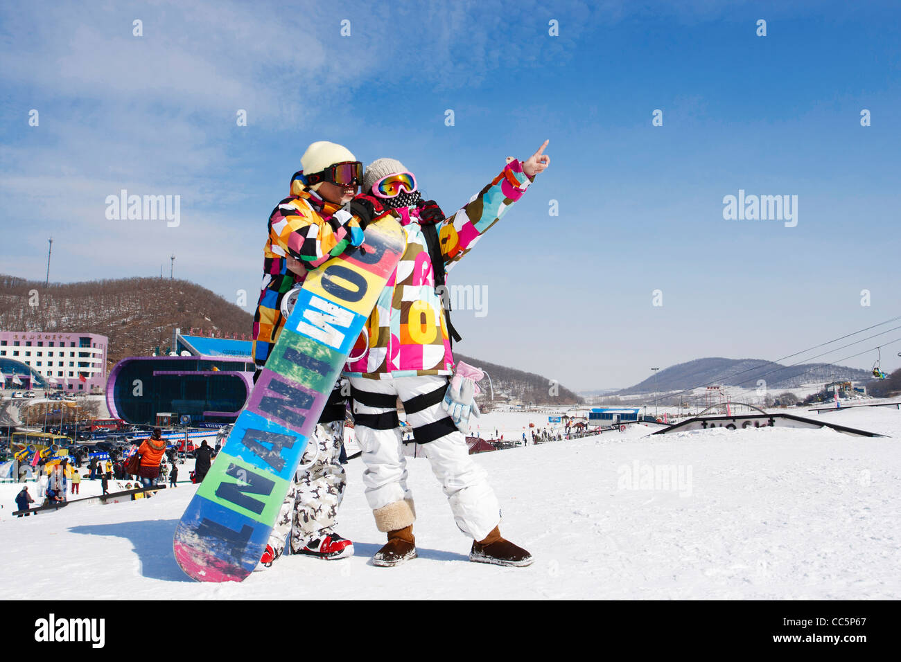 Junges Paar im Ski Anzug, Lianhua Mountain Ski Resort, Changchun, Jilin, China Stockfoto