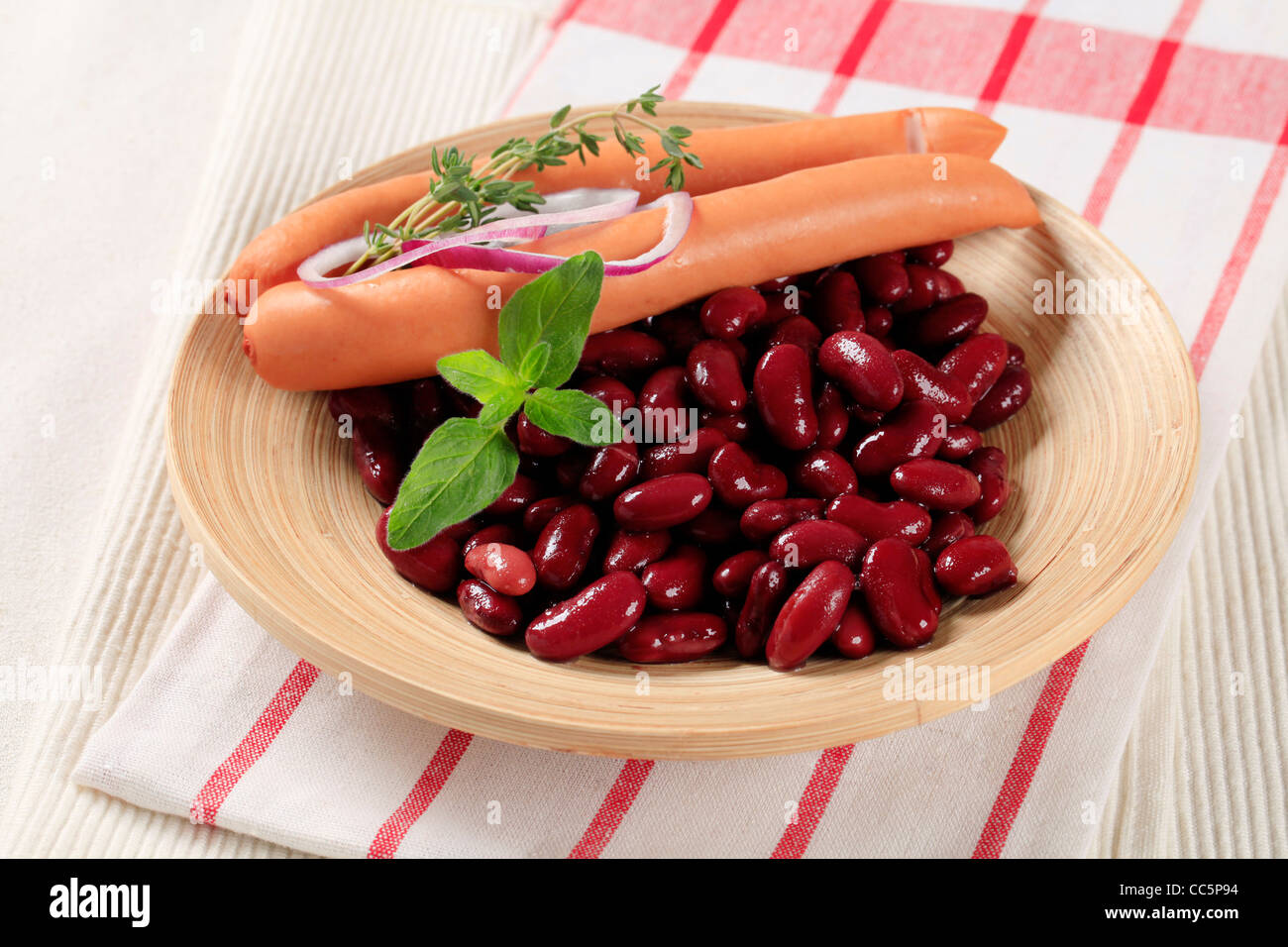 Einfaches Gericht aus roten Bohnen und Würstchen Stockfoto