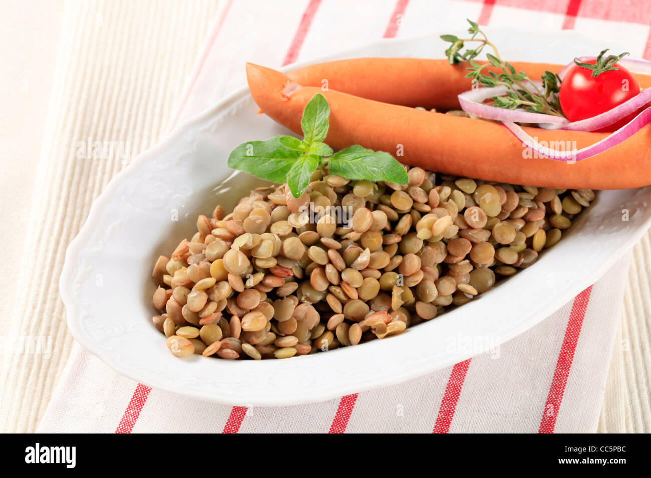 Einfaches Gericht aus gekochten Linsen und Würstchen Stockfoto