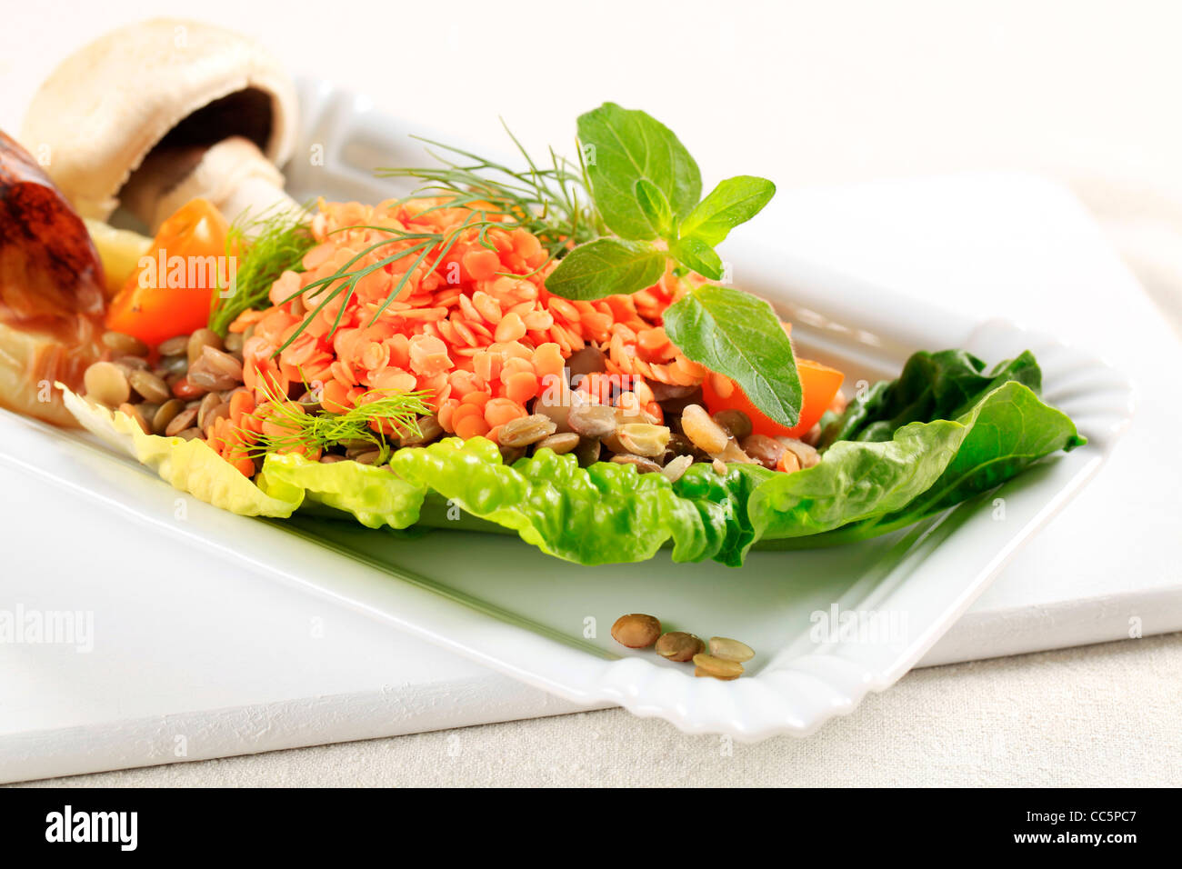 Vegetarisches Gericht der braunen und roten Linsen Stockfoto