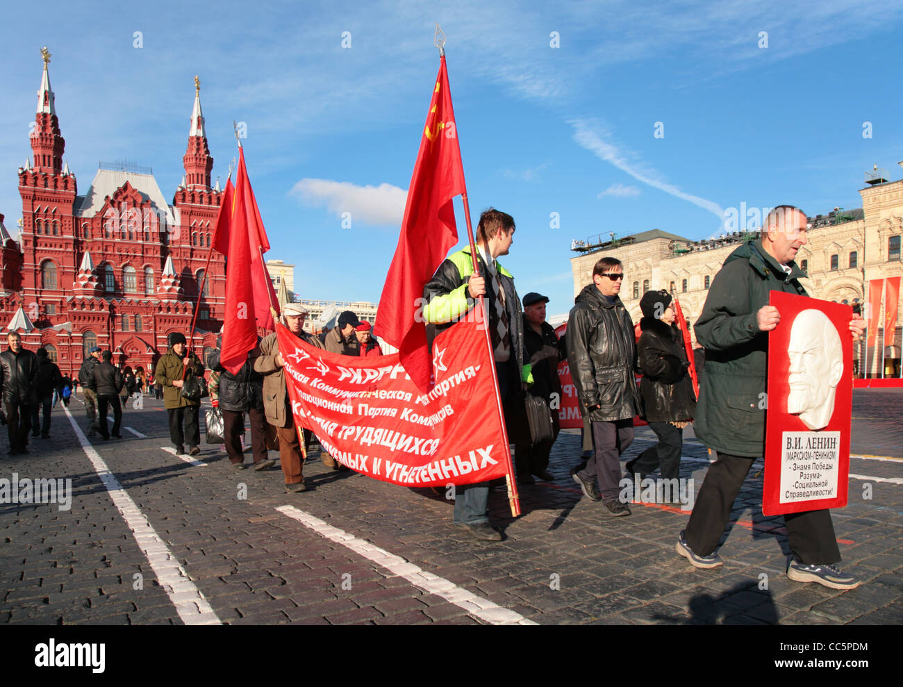 Tag der Accord und Versöhnung. Kommunistische Demonstration auf dem Roten Platz Stockfoto