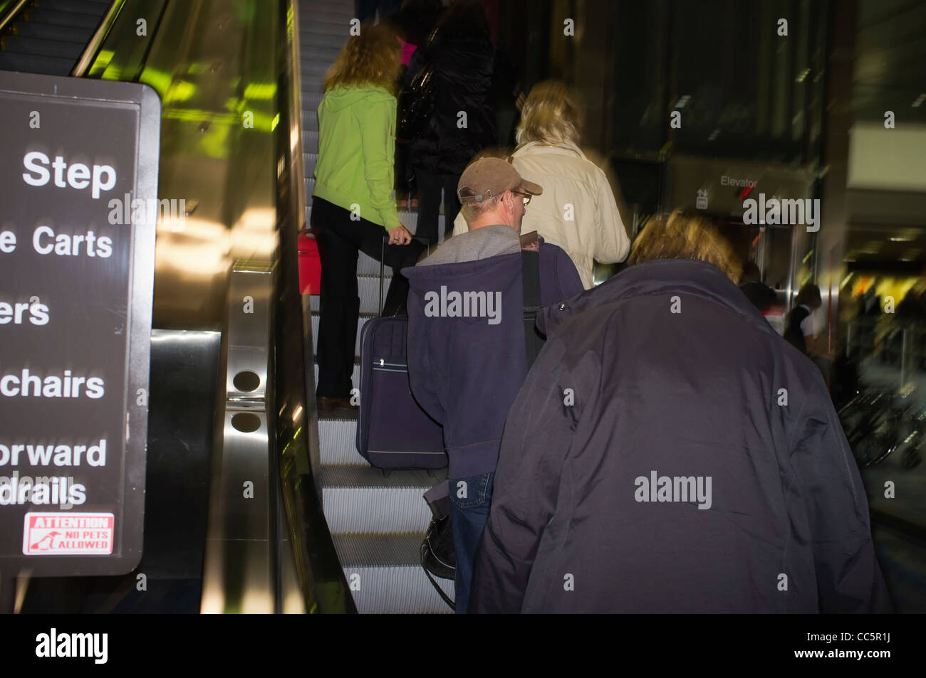 Viel beschäftigte Leute am Flughafen an beweglichen Treppen Rolltreppen Stockfoto