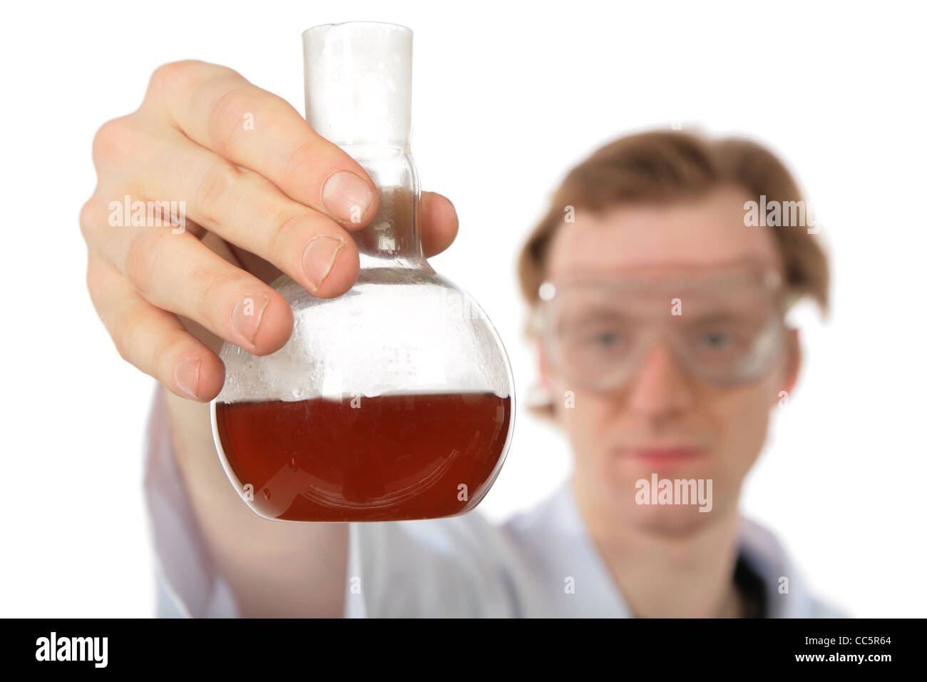 Chemiker hält Kolben mit braune Flüssigkeit Stockfoto