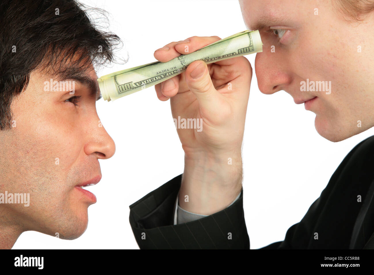 Ein Geschäftsmann befasst sich mit einem anderen durch Röhrchen aus dollar Stockfoto