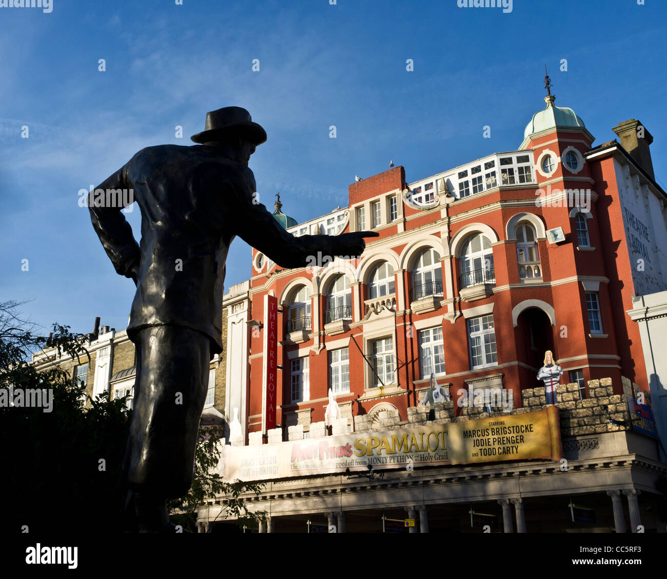Max Miller-Statue in Brighton, neben der Pavlion und das Theatre Royal Stockfoto