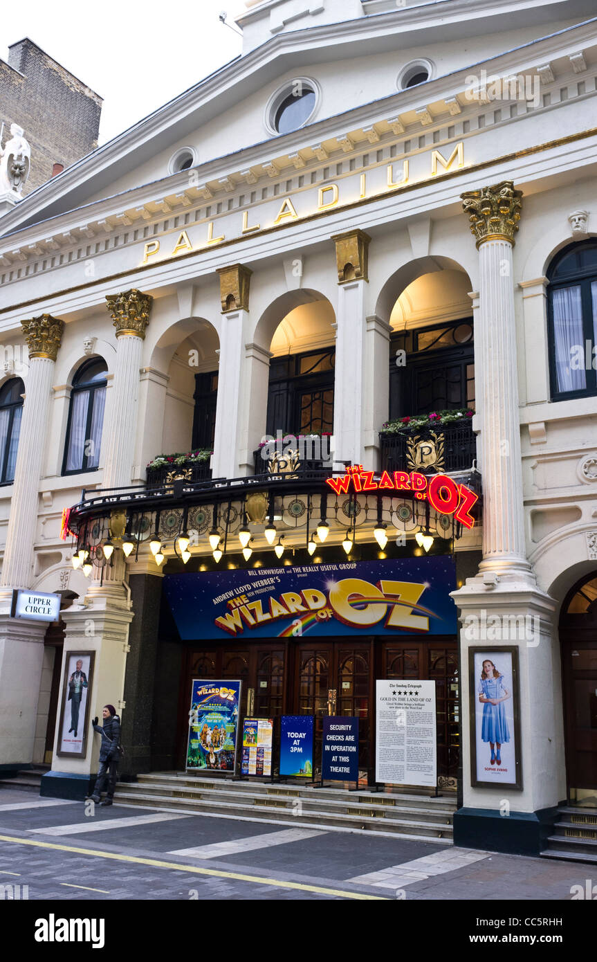 Das Palladium Theater in London mit Anzeichen der Zauberer von Oz Stockfoto